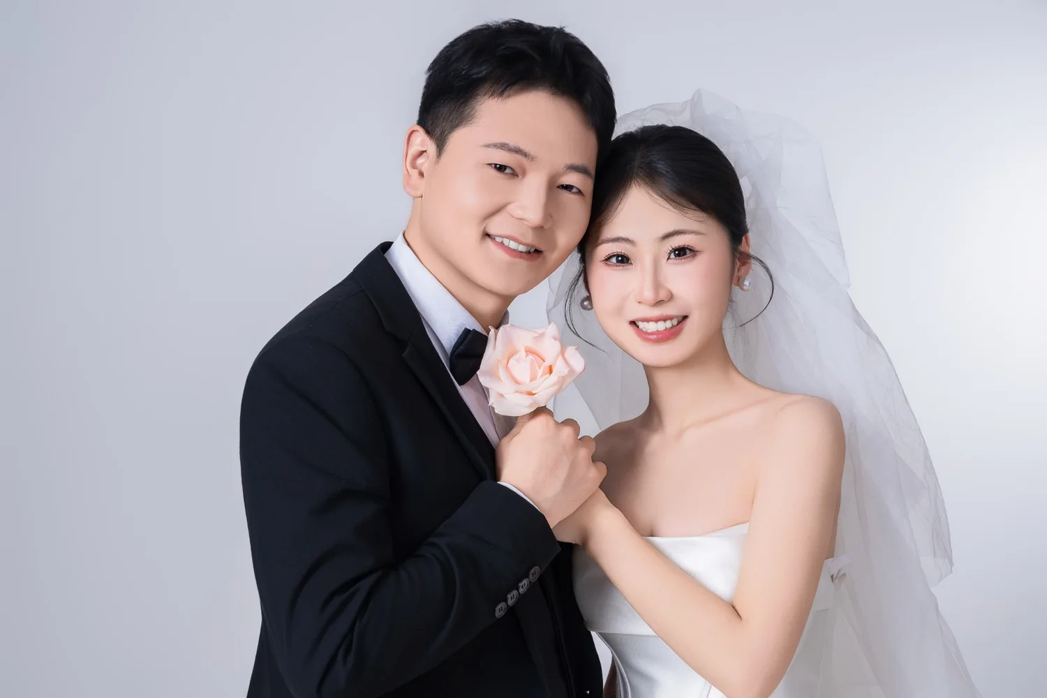 新人相拥的婚纱照
