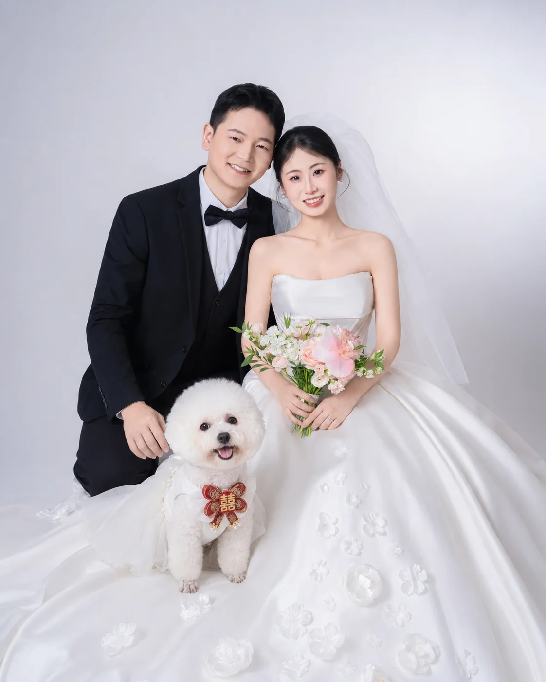 新人和爱犬的婚纱合照
