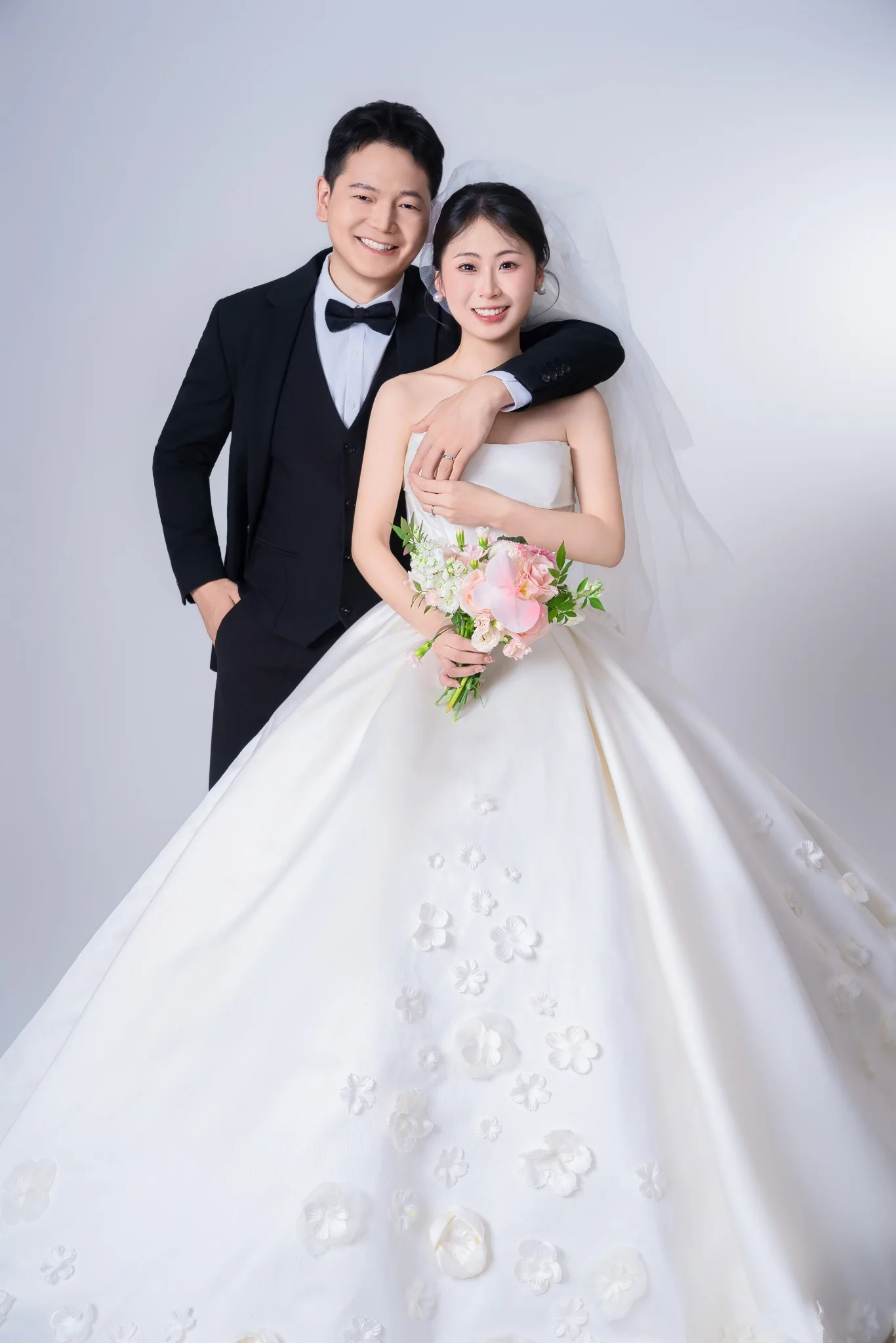 新郎张科理与新娘张婉秋的婚纱照
