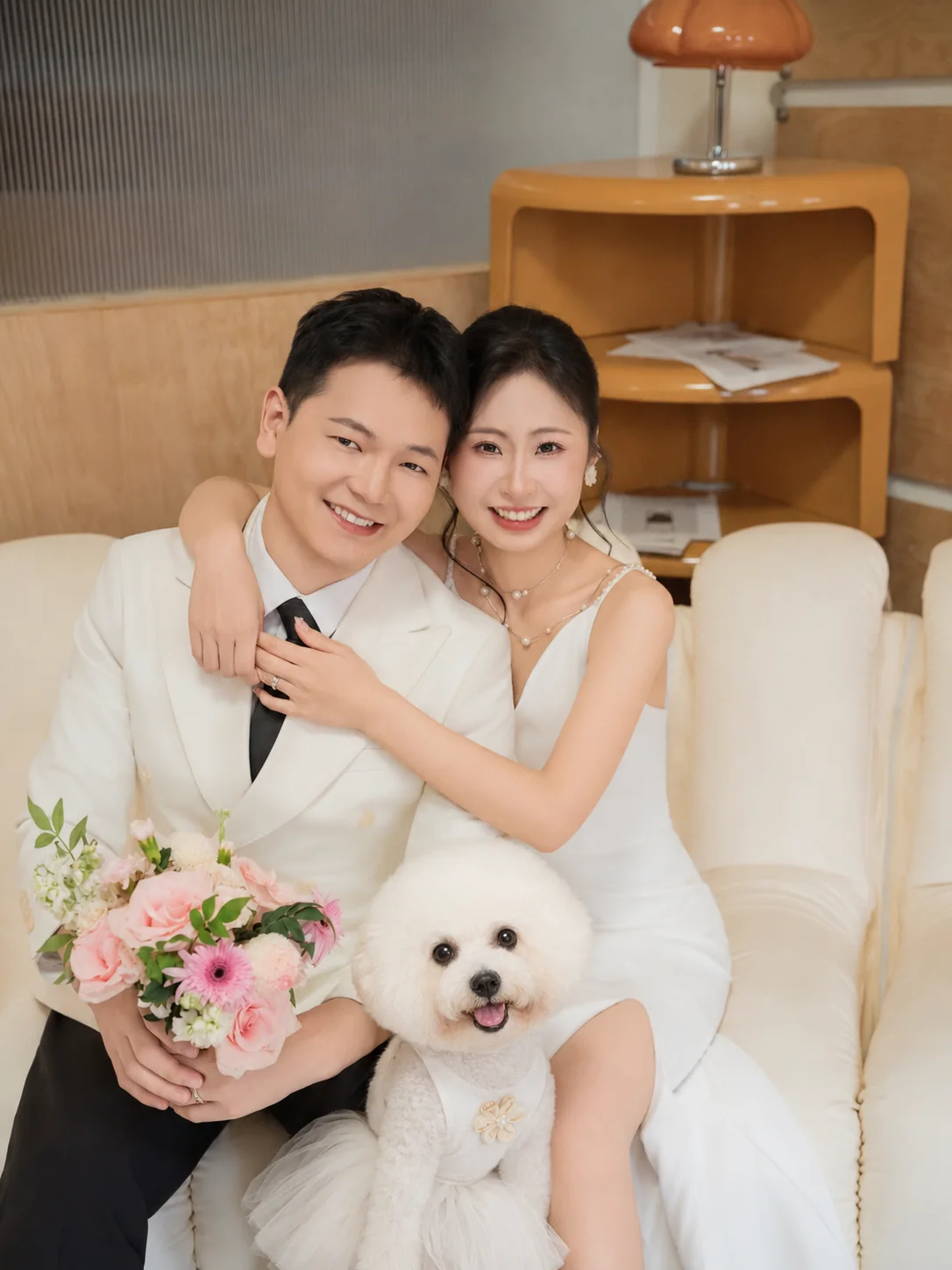 新人和爱犬在室内温馨合影